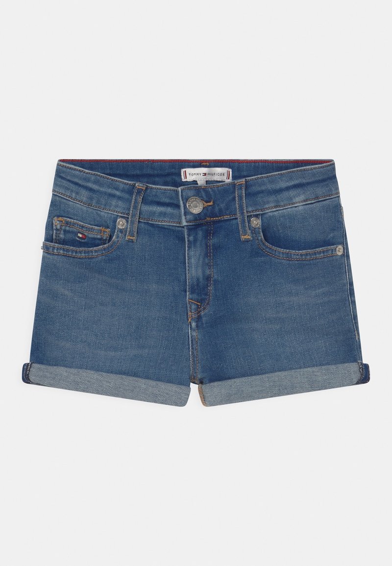 Denimové šortky v tmavě modré barvě se sklopeným lemem. Mají pět kapes a kovové zapínání na knoflík. Značka je viditelná na pase.