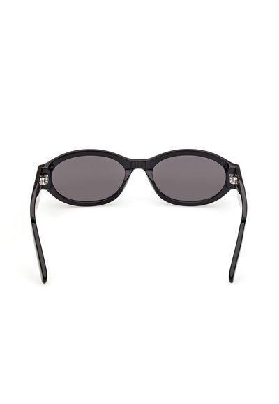 Czarne owalne okulary przeciwsłoneczne z ciemnymi przyciemnianymi soczewkami i cienkimi, zakrzywionymi zausznikami na białym tle.