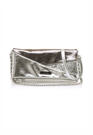 Pochette argentée métallisée avec bandoulière chaîne, présentant des panneaux asymétriques et une section scintillante sur fond blanc.