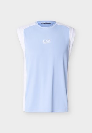 Brezrokavnik svetlo modre in bele barve s športnim dizajnom in okroglim ovratnikom, z belim logotipom EA7 Emporio Armani, ki je nameščen na sredini prsnega koša.