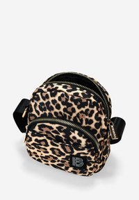 Mochila de print de leopardo, con compartimentos dobles con cremallera, herrajes negros, correa tejidos y un exterior texturizado en colores marrón y negro.
