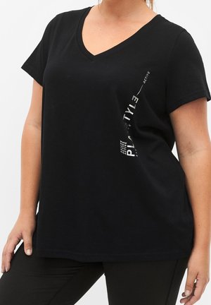 Czarny T-shirt z dekoltem w serek, wykonany z bawełny, z krótkimi rękawami i pionowym białym wzorem graficznym po lewej stronie. Miękka tekstura i luźny krój.