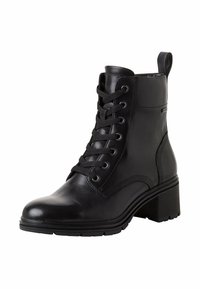 Botines de cuero negro con tacón grueso, cordones en la parte delantera y una tira de agarre. Presentan una textura suave y punta redonda. Suela de goma para mayor tracción.