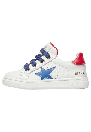 Sneaker in pelle bianca con accento blu a forma di stella, dettaglio rosso sul tallone e lacci blu. Presenta pannelli laterali perforati e suola in gomma testurizzata.