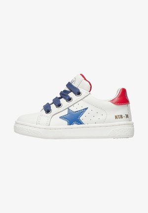 Sneaker in pelle bianca con accento blu a forma di stella, dettaglio rosso sul tallone e lacci blu. Presenta pannelli laterali perforati e suola in gomma testurizzata.