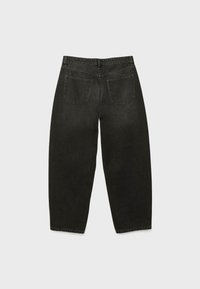 Černé džíny z denimu s volným střihem, vybavené knoflíkem a zipem, dvěma zadními kapsami a čistým stehováním podél okrajů.