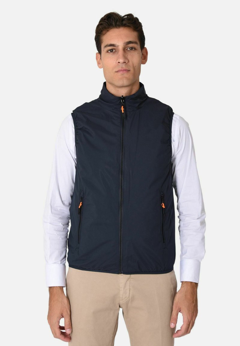 Gilet leggero blu navy con collo alto e due tasche con zip frontali; presenta una linguetta arancione per un contrasto; tessuto liscio e resistente all'acqua.