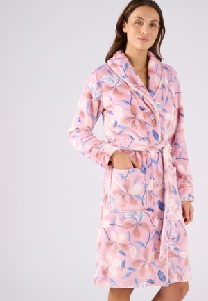 Roba con motivo floreale in rosa e blu, realizzata in tessuto morbido, con colletto a scialle, due tasche e cintura per la chiusura.