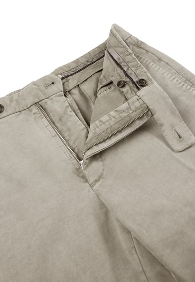 Pantalones caqui con cierre de cremallera y botón, que presentan una textura de algodón suave y una cinturilla parcialmente forrada con acentos de rayas.