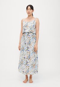 Μακρύ φόρεμα με λουλούδια σε μπλε, μοβ και πορτοκαλί σχέδια. Κατασκευασμένο από ελαφρύ ύφασμα, με λεπτές τιράντες και σχέδιο με βολάν.