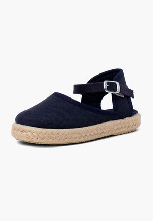 Marineblå canvas espadrille sandal med flettet jute sål og justerbar ankelrem med sølvspænde.