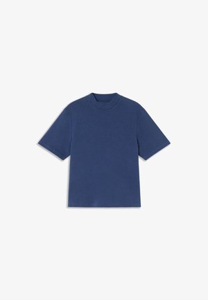 Granatowa koszulka z krótkim rękawem o wysokim dekolcie. Wykonana z miękkiej bawełny, charakteryzująca się luźnym krojem i gładką fakturą. Brak widocznych wzorów.