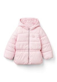 Růžová péřová bunda s kapucí, zipovým zapínáním, prošívaným designem a elastickým pasem. Obsahuje malé logo na hrudi. Měkká, hladká textura.