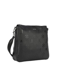 Čierna kožená crossbody taška so vzorom embossovaných kvetov a písmen, strieborným kovaniam a nastaviteľným popruhom. Hladký povrch a obdĺžnikový tvar.