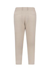 Beige Hose mit maßgeschneiderter Passform, präsentiert sich mit einer glatten Oberfläche, seitlichen Taschen und einem klaren Design des Taillenbunds. Die Gesäßtaschen sind dezent angebracht.
