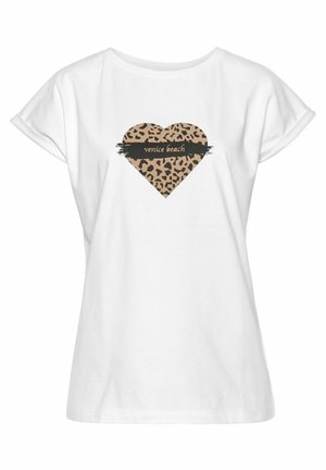 T-shirt blanc à manches courtes avec un motif cœur en imprimé léopard et le texte "Venice Beach" sur un fond de coup de pinceau noir.