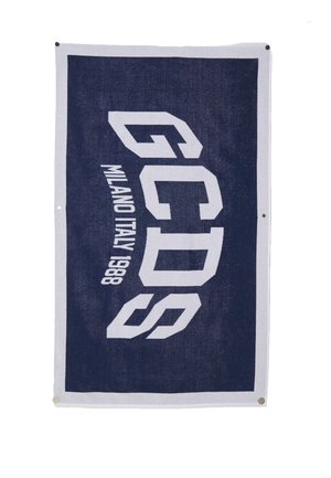 Tissu bleu marine avec le texte en blanc et en gras "GCDS MILANO ITALY 1988", avec des œillets métalliques dans les coins pour l'accrochage.