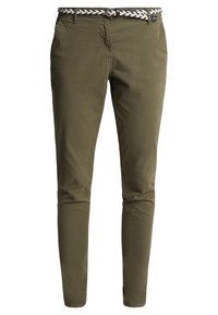 Olivgröna chinos med slim fit, tillverkade av bomull. Har ett flätat svart och vitt bälte, framfickor och en ren, slät yta.