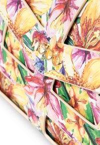 Blumendrucktasche in Rosa, Gelb und Grün; ausgestattet mit goldenen Beschlägen und "nóbo"-Markierung sowie einem strukturierten Design.