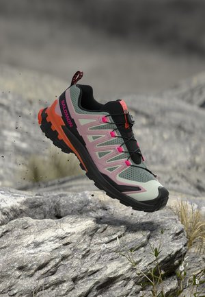 Salomon, XA PRO 3D V9 ICON W - Παπούτσια πεζοπορίας - green milieu/black/dragon fire