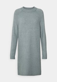 Jasnoniebieska dzianinowa sukienka z okrągłym dekoltem, długimi rękawami raglanowymi oraz prążkowanymi mankietami i dołem. Miękka faktura z luźnym krojem.
