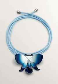 Collar de cordón de tela azul con un colgante en forma de mariposa que presenta un degradado de azul oscuro a azul claro, y un acabado brillante. Acentos metálicos en los extremos.