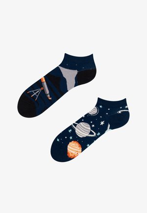 Calcetines de algodón en color navy con un diseño espacial que incluye cohetes, planetas y estrellas. El diseño presenta colores brillantes y texturas contrastantes.