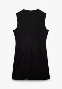 Vestido negro sin mangas con un escote alto y una cremallera trasera oculta, que presenta una cintura ajustada y una textura de tela suave.