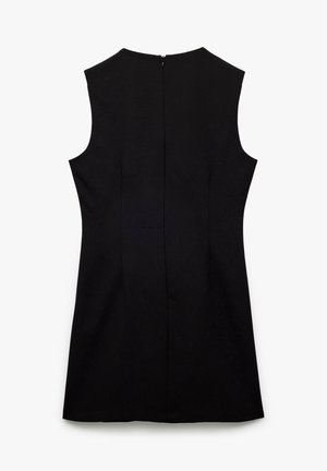 Czarna sukienka bez rękawów z wysokim dekoltem i ukrytym zamkiem błyskawicznym z tyłu, z dopasowaną talią i gładką fakturą materiału.