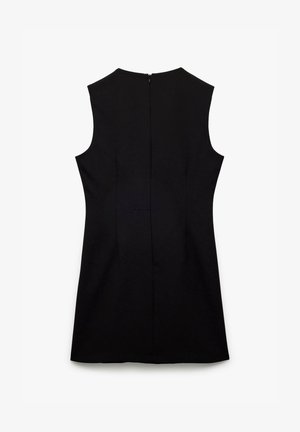 Czarna sukienka bez rękawów z wysokim dekoltem i ukrytym zamkiem błyskawicznym z tyłu, z dopasowaną talią i gładką fakturą materiału.