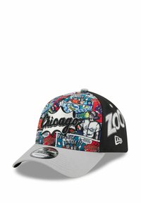 Baseballkappe mit mehrfarbigem Comic-Style-Druck, der das "Chicago"-Logo zeigt, schwarzen Seiten und einem grauen gebogenen Schild. Verstellbare Passform.