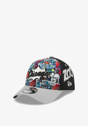 Baseballkappe mit mehrfarbigem Comic-Style-Druck, der das "Chicago"-Logo zeigt, schwarzen Seiten und einem grauen gebogenen Schild. Verstellbare Passform.