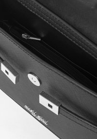 Borsa a mano in pelle nera con finitura testurizzata, dotata di una tasca con zip e dettagli in hardware argentato, compresa una chiusura magnetica.
