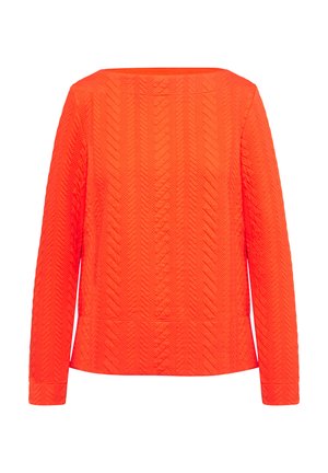 Haut à manches longues orange avec un décolleté carré, arborant un motif en zigzag texturé, un tissu lisse et une silhouette simple et ajustée.