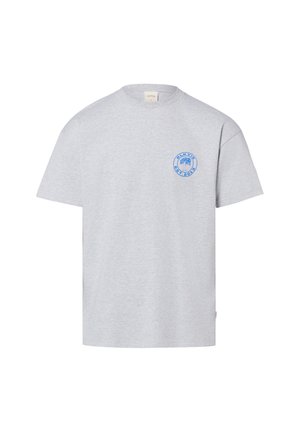 Hellgraues T-Shirt mit kurzen Ärmeln und einem kleinen blauen, runden Logo mit einem Baum und Text auf der linken Brustseite.