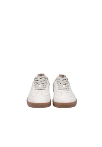 Białe sneakersy z teksturowaną cholewką, szarymi sznurówkami i brązową gumową podeszwą. Cechuje je okrągły nos i przeszycia.