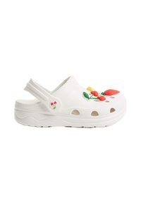 Sabot en style croc blanc, fabriqué à partir d'un matériau flexible, ornée de décorations de fruits multicolores et dotée de trous de ventilation sur les côtés.