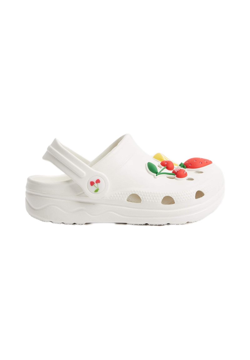 Sabot en style croc blanc, fabriqué à partir d'un matériau flexible, ornée de décorations de fruits multicolores et dotée de trous de ventilation sur les côtés.
