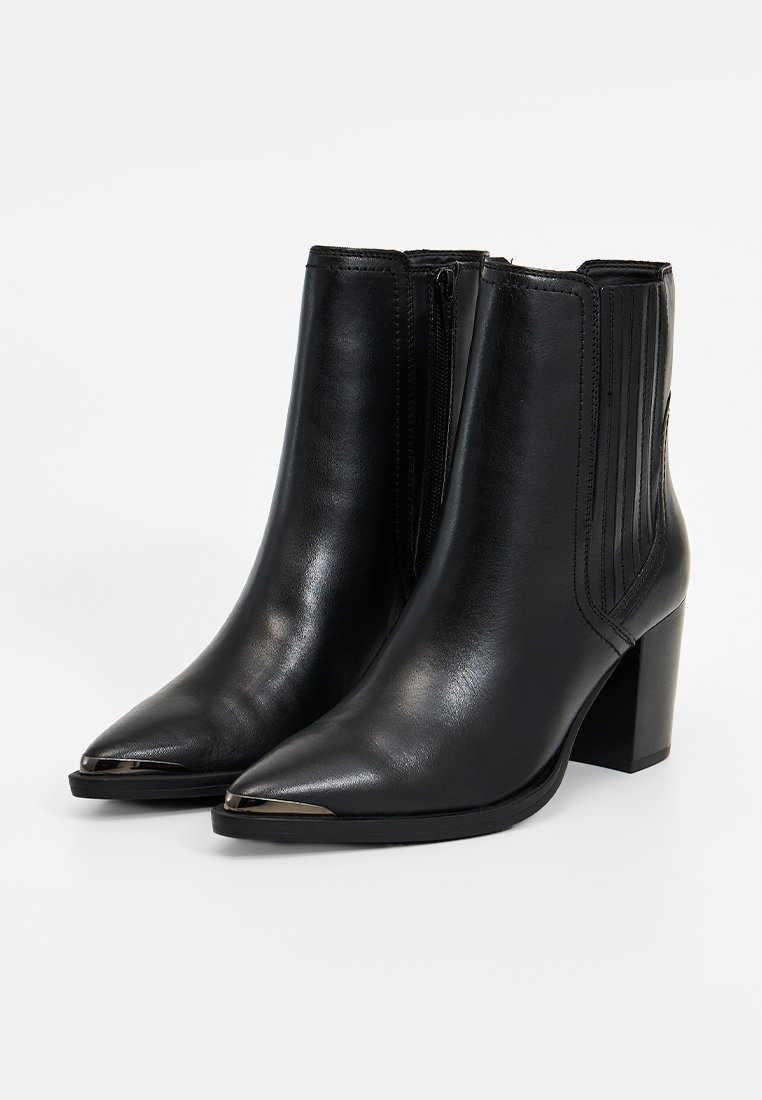 Czarne skórzane botki za kostkę z ostrymi noskami, bocznymi zamkami, elastycznymi panelami, blokowymi obcasami i metalowymi noskami.
