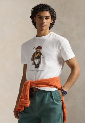 CUSTOM SLIM FIT POLO BEAR T-SHIRT - Μπλουζάκι με στάμπα - white-society bear