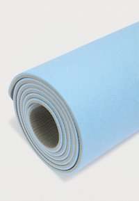 Μπλε στρώμα γιόγκα τυλιγμένο σε ρολό, με υφή στην επιφάνεια, γκρι κάτω πλευρά και στρωματοποιημένες άκρες. Απαλή σχεδίαση, ελαφρύ και ευέλικτο υλικό.