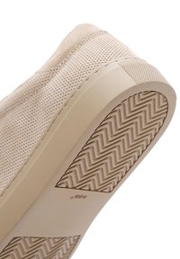Beiger Sneaker mit einem Mesh-Obermaterial und einer Gummisohle mit Fischgrätenmuster, die ein glattes, minimalistisches Design präsentieren.