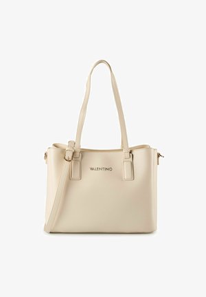 Sac cabas en cuir beige avec deux anses pour l'épaule. Dispose d'un logo "Valentino" argenté, d'une forme rectangulaire et d'un design structuré avec une fermeture éclair sur le côté.