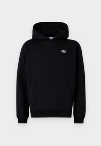 Schwarzer Kapuzenpullover aus weichem Stoff. Verfügt über eine frontale Kängurutasche, gerippte Bündchen und ein kleines Markenpatch auf der Brust.