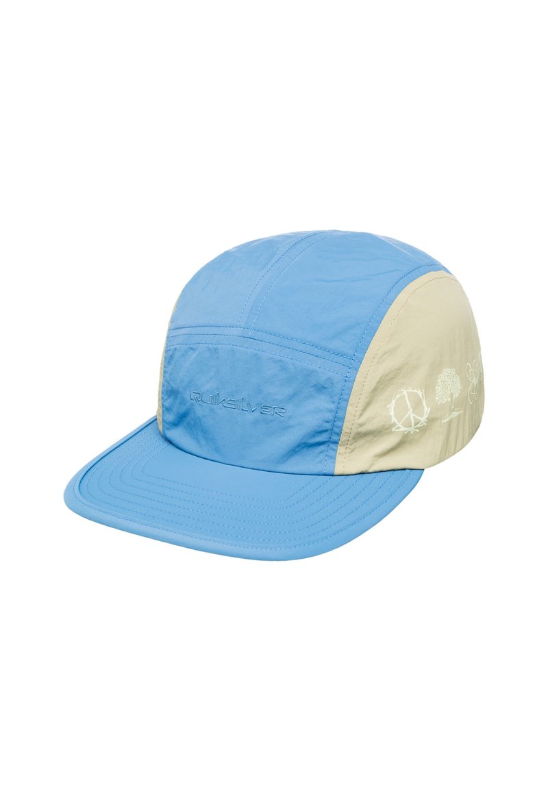 Gorra azul y beige con visera estructurada, hecha de un material ligero, que presenta diseños bordados de un árbol y símbolos en el costado.