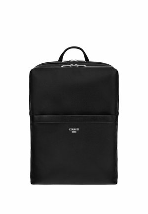 Czarny skórzany prostokątny plecak z górnym uchwytem, podwójnymi srebrnymi zamkami błyskawicznymi i logo "CERRUTI 1881" na przedniej kieszeni.