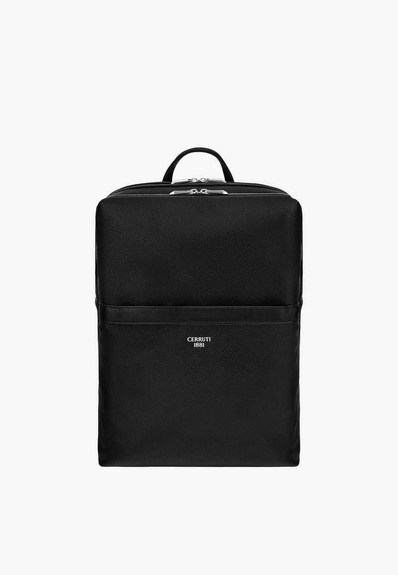 Sac à dos rectangulaire en cuir noir avec poignée supérieure, double fermetures éclair argentées et logo « CERRUTI 1881 » sur la poche avant.