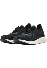 Czarne buty sportowe z teksturowanym cholewką z dzianiny, płaskimi sznurowadłami i białą gumową podeszwą. Charakteryzują się geometrycznymi wzorami i wyściełanym kołnierzem.