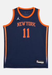 Mornarica košarkaška dresa z oranžnimi akcenti, ki vsebuje "NEW YORK" in številko "11" v močni tipografiji, izdelana iz tkanine, ki odvaja vlago.