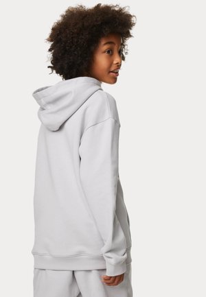 Lichtgrijze hoodie met een trekkoord in de capuchon, geribbelde manchetten en een ontspannen pasvorm. Gemaakt van zachte stof, heeft het een eenvoudig ontwerp en een gladde textuur.